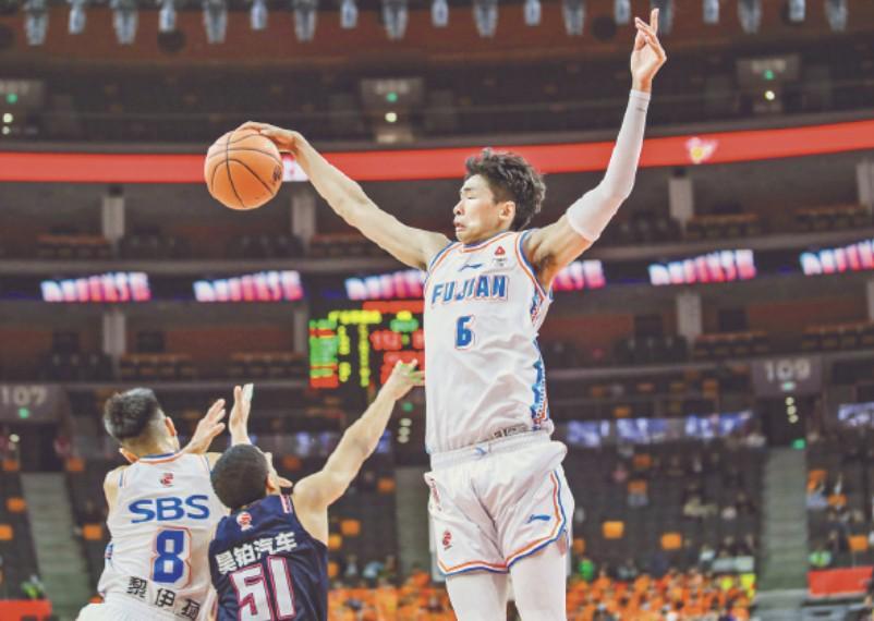 俱乐部态度坚决，媒体人：福建男篮与邹阳签下两年B类续约合同